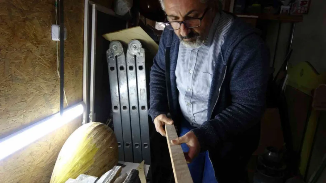 Evinin ardiyesini atölyeye çevirdi