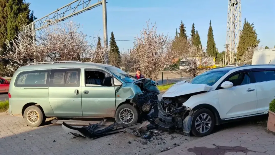 Panelvan ile SUV araç kafa kafaya çarpıştı: 2 yaralı