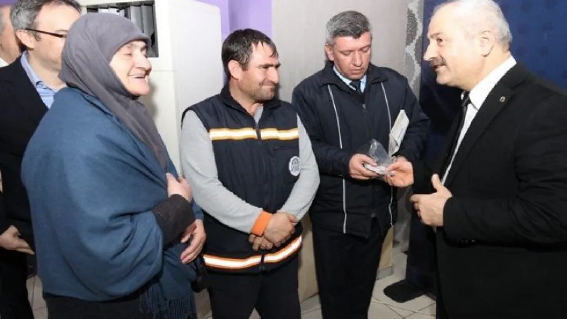 Para dolu poşet buldu, sahibine teslim etti