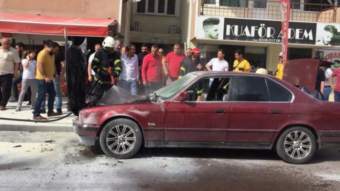 Park halinde ki otomobil alev aldı