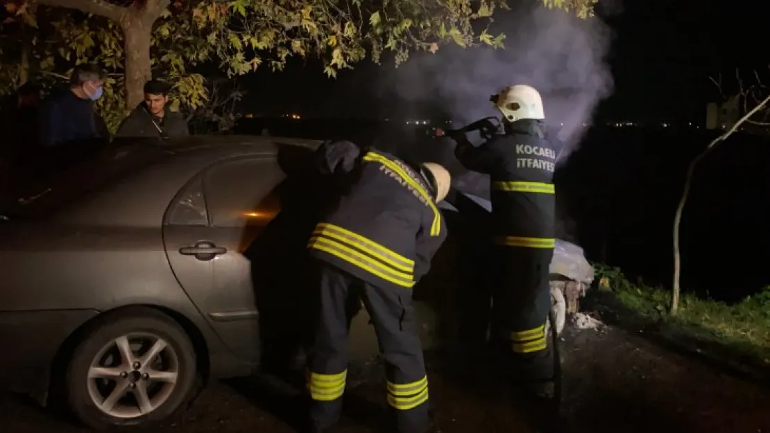 Park halinde yanan otomobil kullanılamaz hale geldi