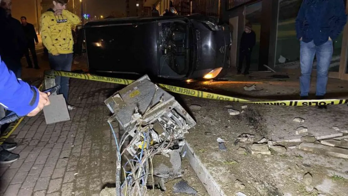 Park halindeki otomobile çarpan araç takla attı