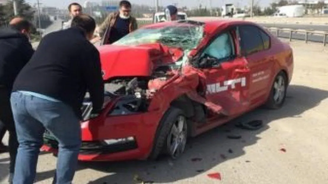 Park halindeki tıra çarpan otomobilin sürücüsü yaralandı
