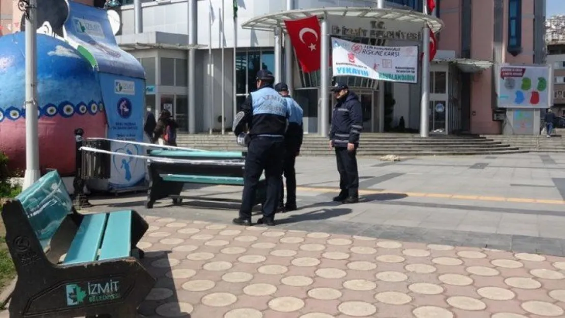 Park ve meydanlardaki banklar şeritlerle kapatıldı