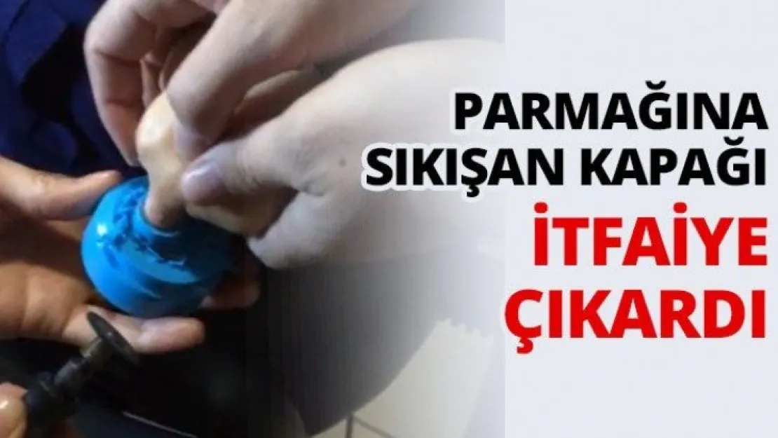 Parmağına sıkışan kapağı itfaiye çıkardı
