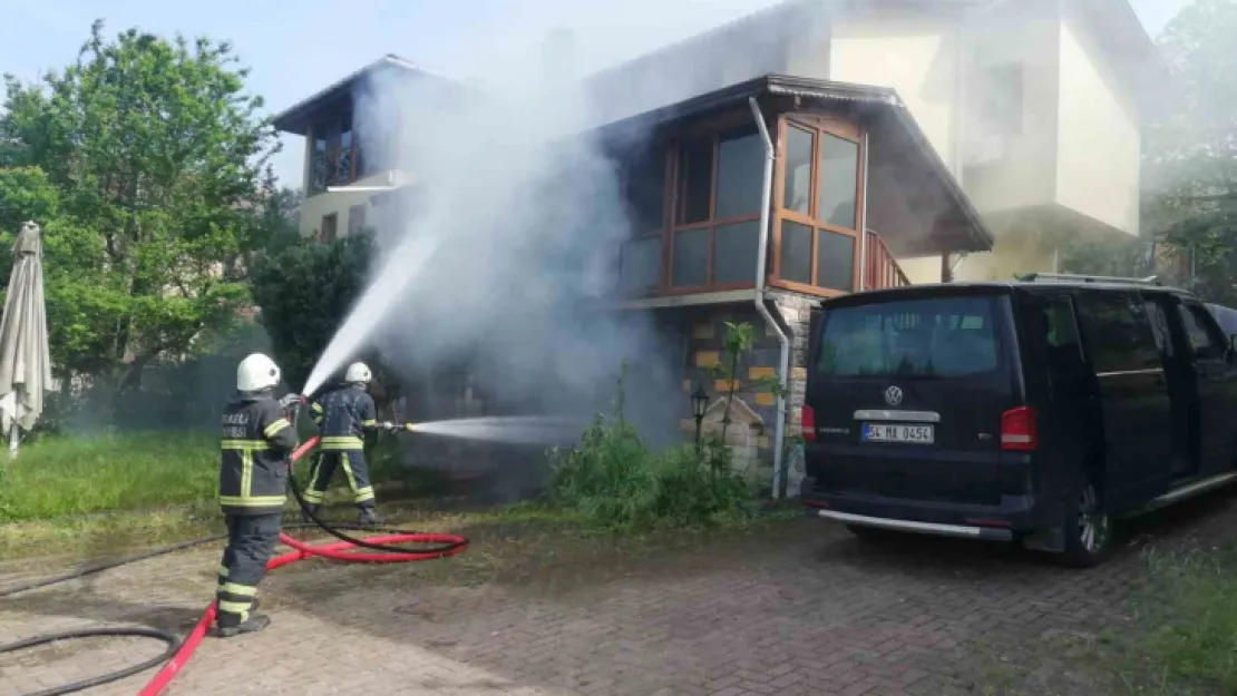 Patlayan akü otomobili demir yığınına döndürdü