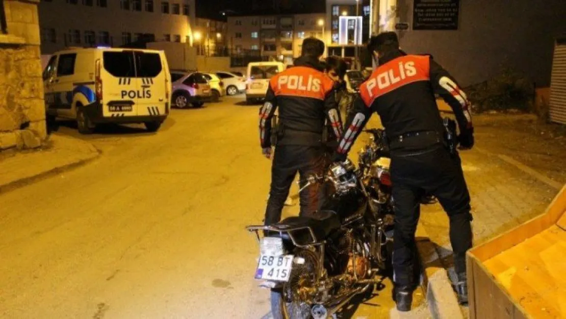 Polis 'maske takmayan 4 polise' ceza kesti!