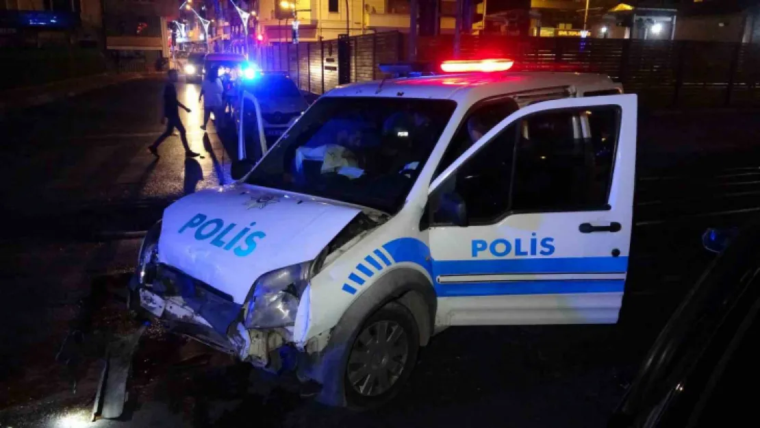 Polis aracı ile otomobil çarpıştı: 2 yaralı