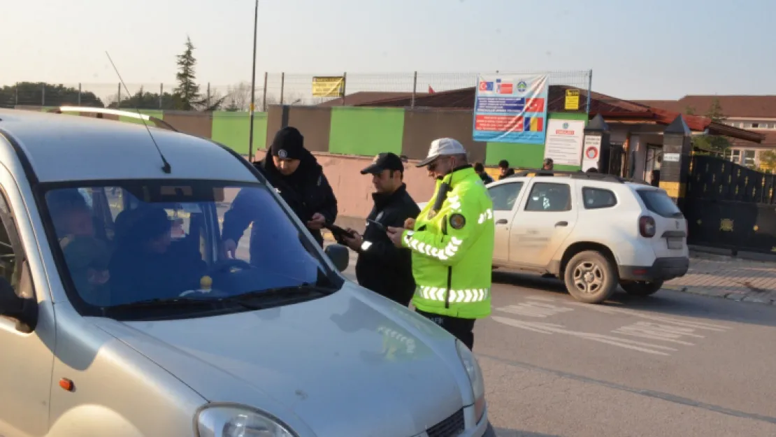 Polis ekipleri öğrenciler için sahada