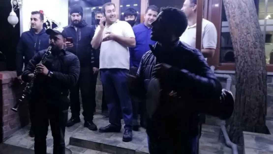 Ramazan davulcuları, klarnet ve darbukalarıyla bahşiş topladı