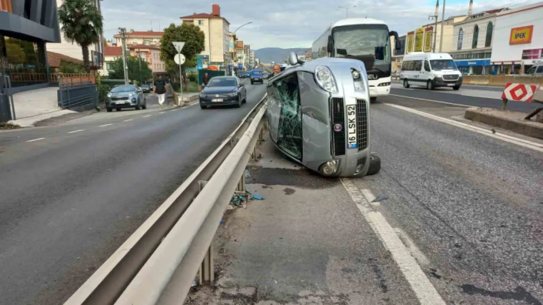 Refüje çarpan otomobil yan yattı