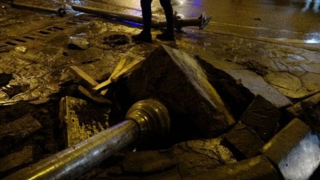 Refüje çıkarak tabelaya çarptı:  1 yaralı!