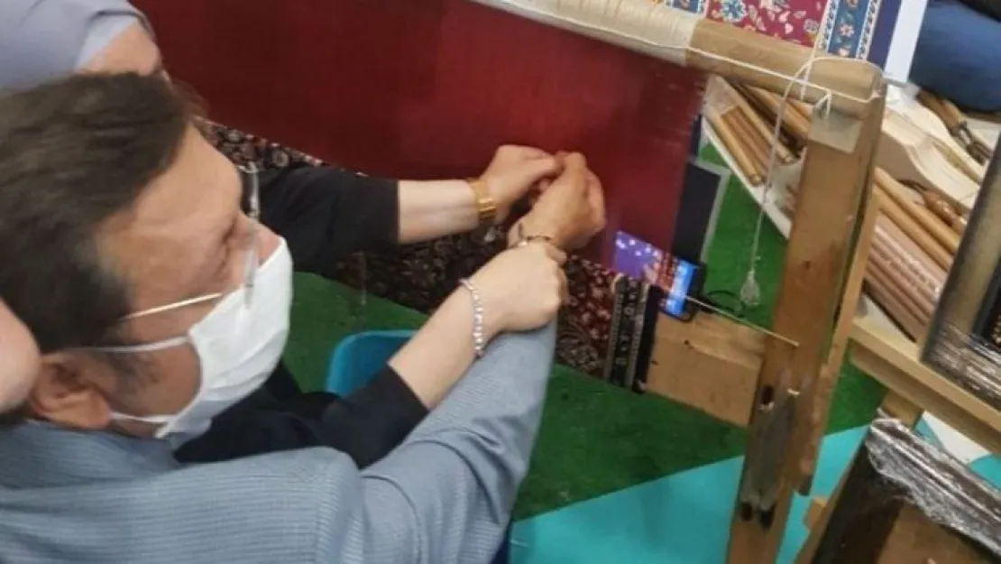 Rifat Hisarcıklıoğlu Hereke Halısı dokudu