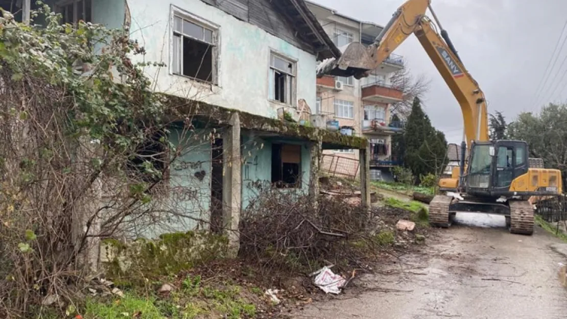 O ilçede yıkılan bina sayısı 175'e ulaştı