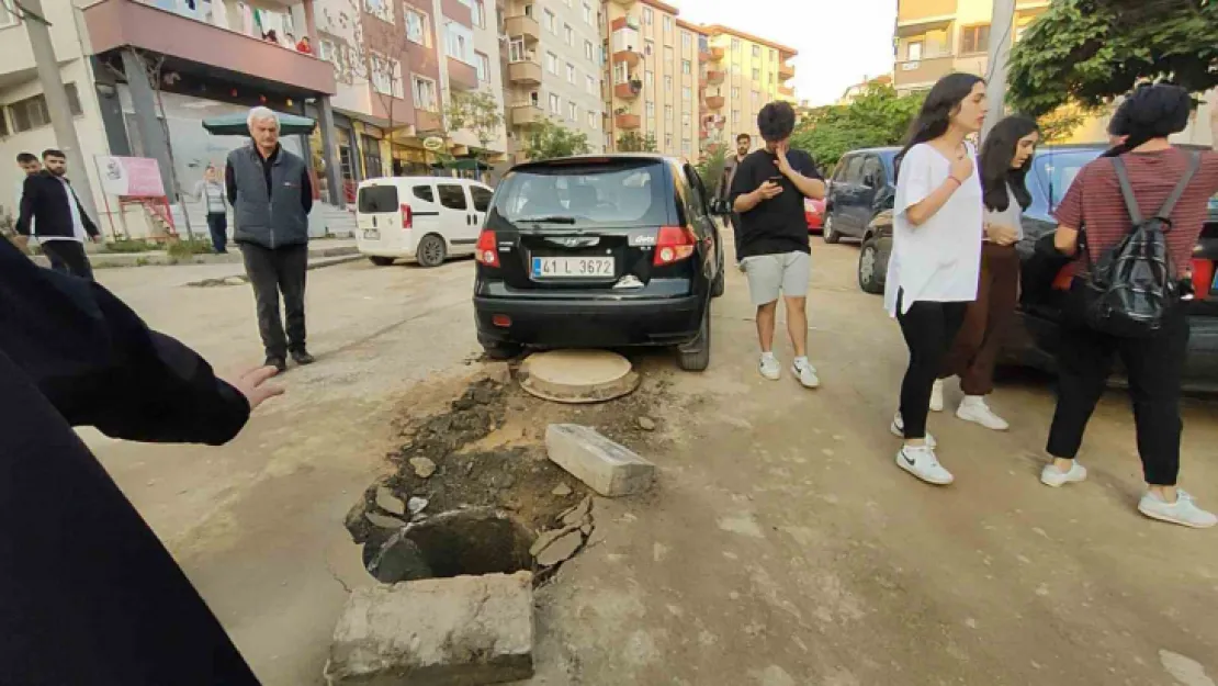 Rögar kapağına takılan otomobilin hava yastıkları patladı