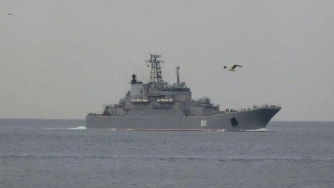 Rus savaş gemileri Boğaz'dan geçti