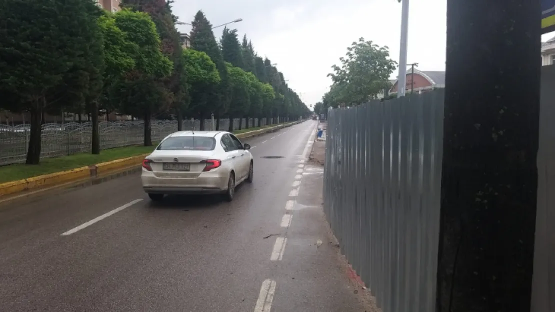 Sac yolu kapattı yayalar yoldan yürüyor