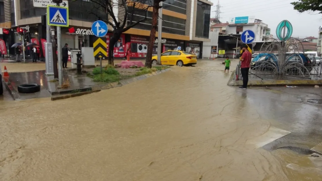 Kocaeli'de Otomobil su altında kaldı, alt geçitler göle döndü