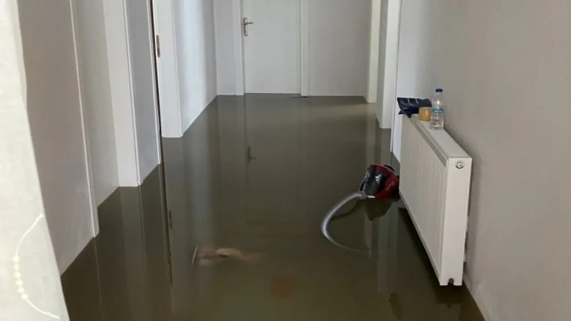 Sağanak sonrası evlerini kanalizasyon suları bastı