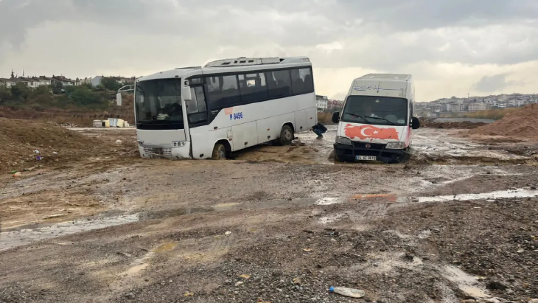 Sağanak yağış nedeniyle yol çöktü