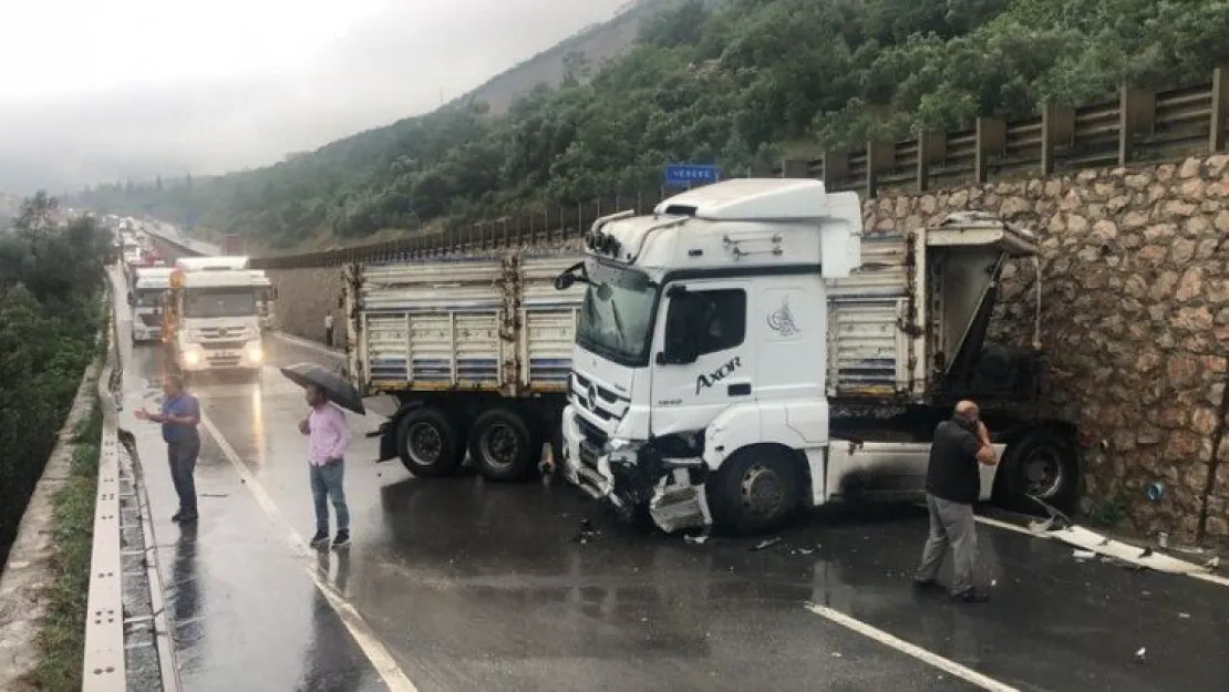 Sağanak yağışın sebep olduğu kaza D-100'ü trafiğe kapattı