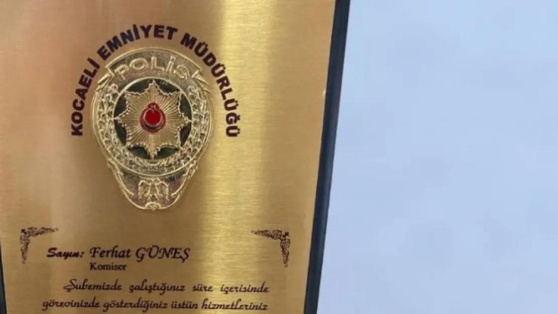 Sahte komiser kendi adına başarı plaketi bile hazırlatmış!