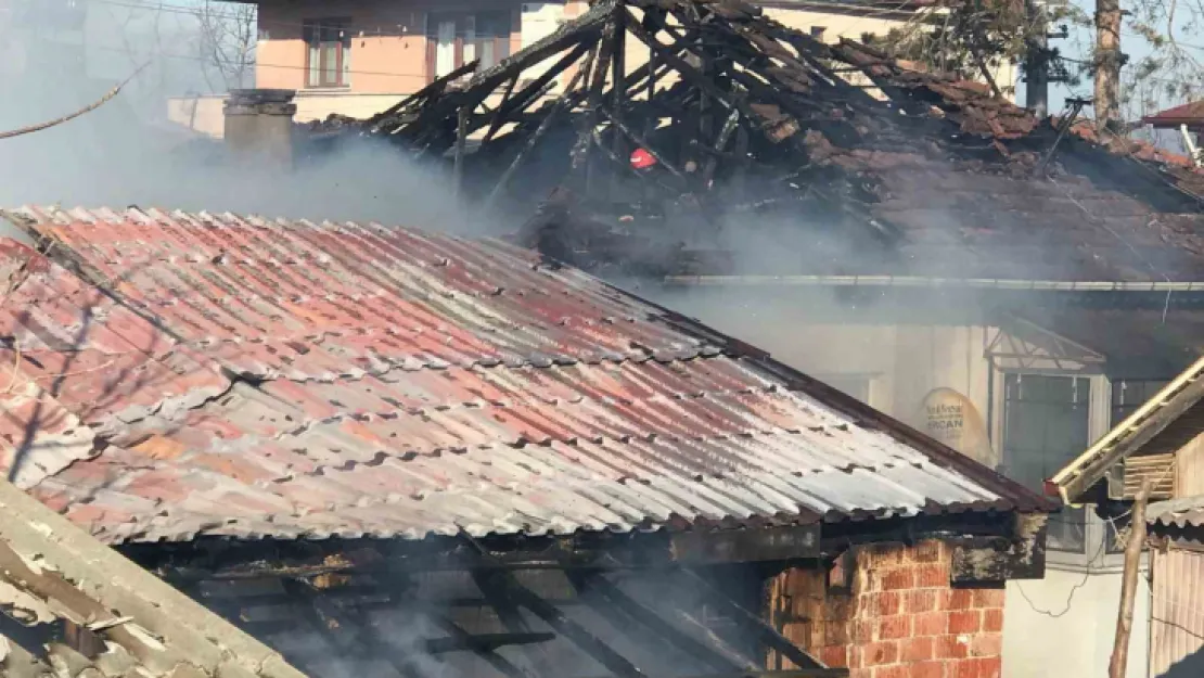 Sakarya'da atölyedeki yangın mahalleliyi sokağa döktü