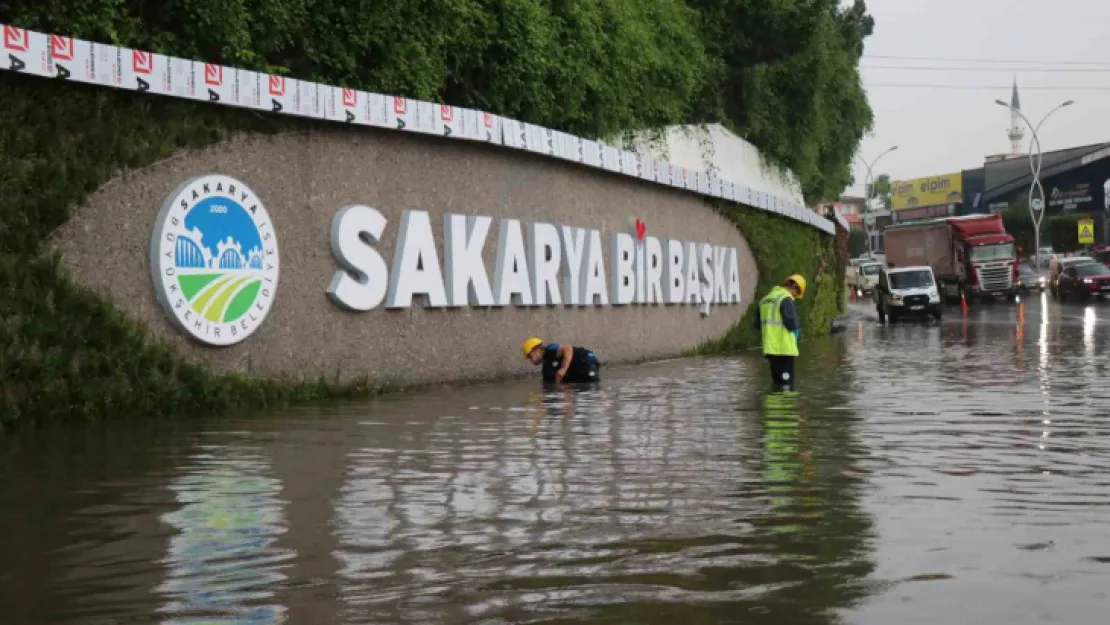 Sakarya'da caddeler göle döndü