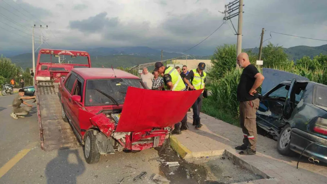 Sakarya'da iki otomobil çarpıştı: 1'i ağır 3 yaralı