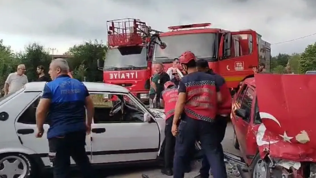 Sakarya'da iki Tofaş kafa kafaya çarpıştı: 3 yaralı