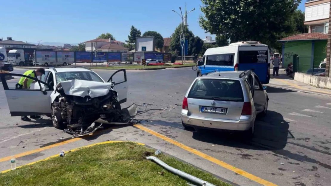 Sakarya'da iki otomobil çarpıştı: 3 yaralı