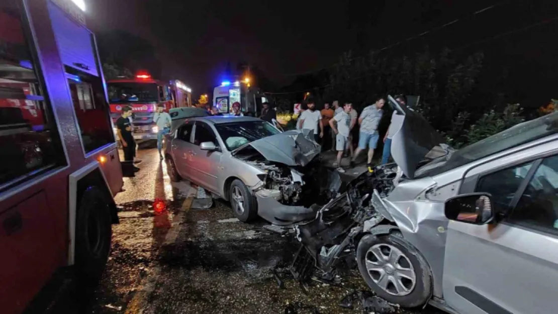 Sakarya'da iki araç kafa kafaya çarpıştı: 5 yaralı