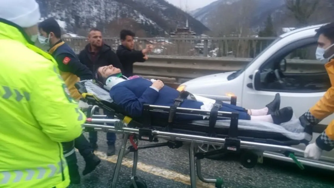 Sakarya'daki kazada 41 plakalı otomobille tır çarpıştı: 1'i çocuk 2 yaralı!