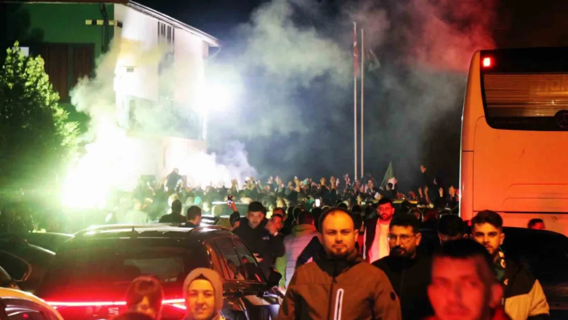 Sakarya, Kocaelispor galibiyetinden sonra sokaklara döküldü