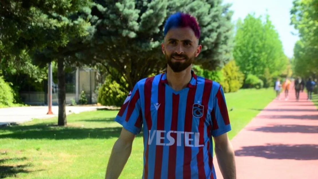 Saçlarını bordo maviye boyattı