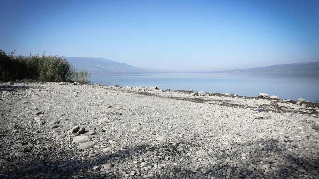 Sapanca gölü 17 metre geri çekildi, korkutan görüntü!