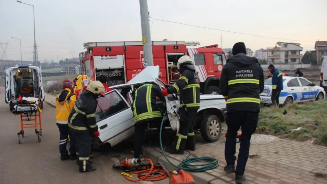 Savrulan otomobil direğe çarptı