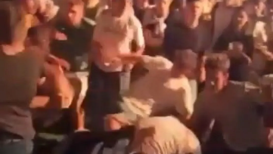 Sefo konserinde gençler birbirine girdi