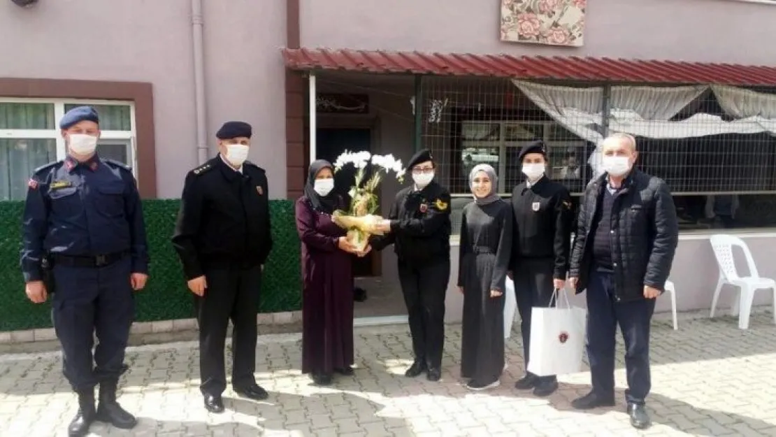 Şehit annesine Anneler Günü ziyareti