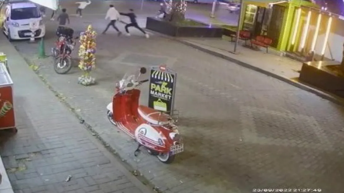 Şehrin göbeğinde onlarca kişi birbirine girdi: 2 yaralı, 4 gözaltı