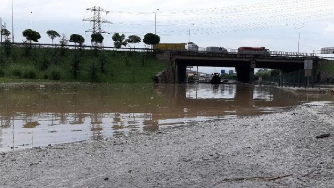 Sel sularının vurduğu Kocaeli'de D-100 kara yolu çift yönlü trafiğe kapandı