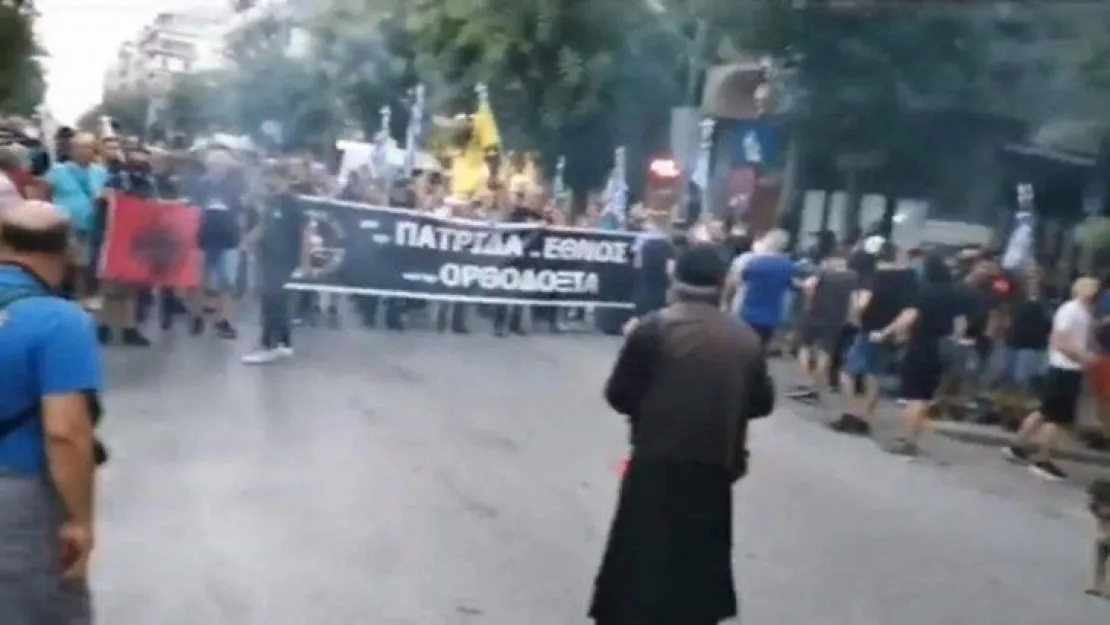 Selanik'te Türk bayrağı yaktılar!