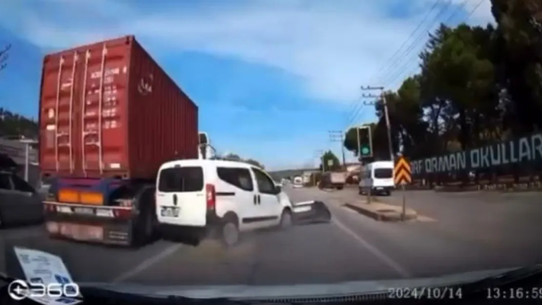 Şerit değiştiren ticari araca çarpan tır yan yattı: 2 yaralı