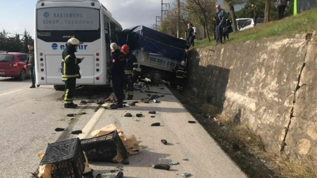 Efe Tur otobüsü ile kamyonet çarpıştı