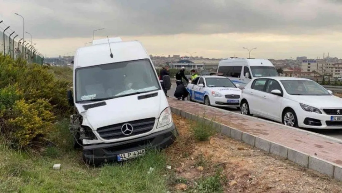 Servis minibüsü direğe çarptı: 2 yaralı