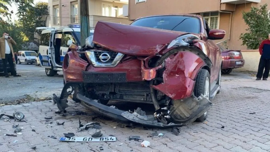 Servis minibüsü ile çarpışan otomobildeki çocuk yaralandı
