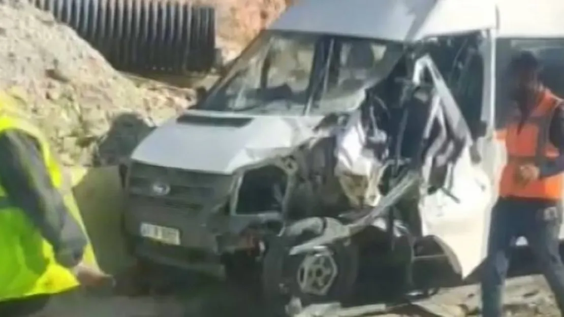 Servis minibüsü kaza yaptı: Yaralılar var!