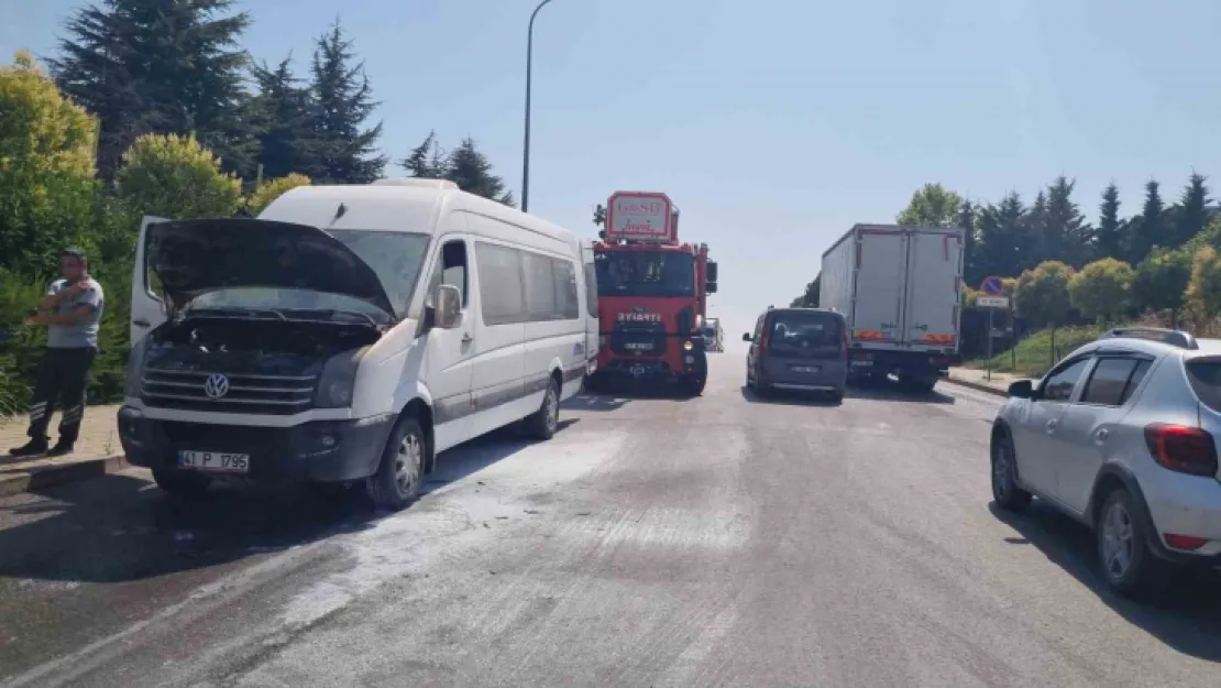 Servis minibüsünde yangın çıktı
