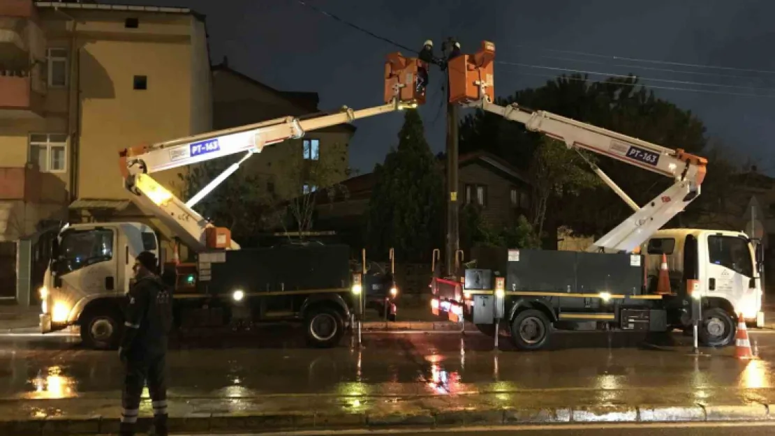 Seyir halinde dorsesi açılan kamyon elektrik tellerini devirdi