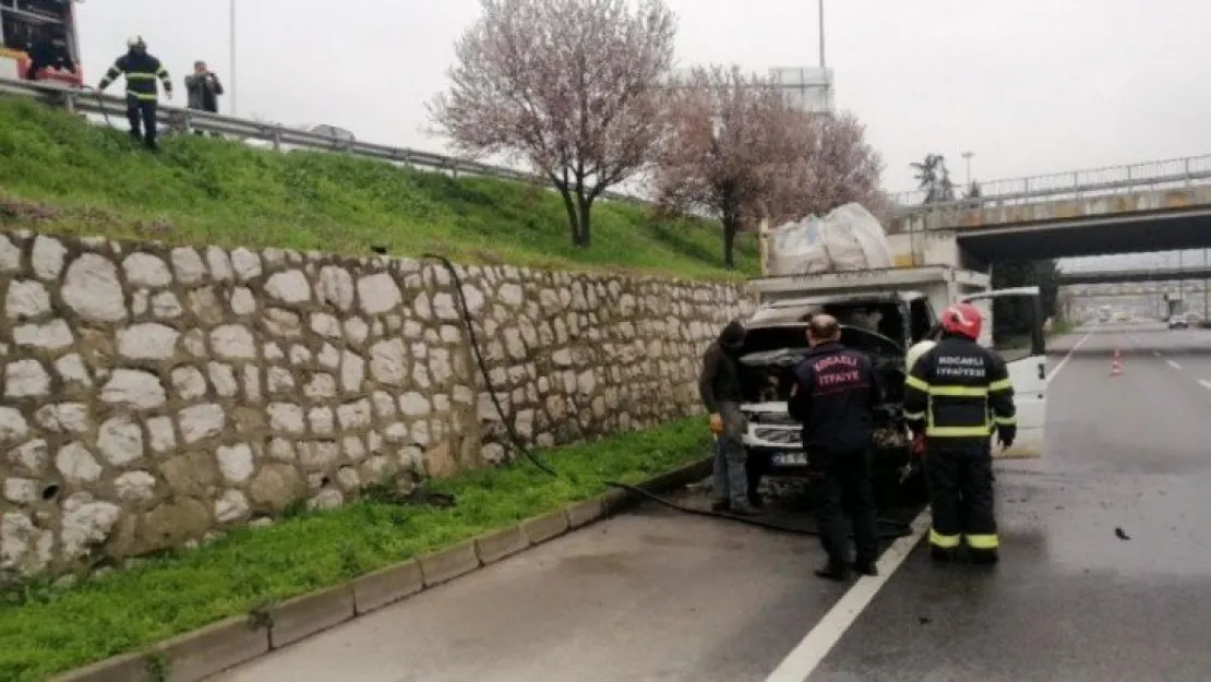 Seyir halindeki kamyonet alevlere teslim oldu